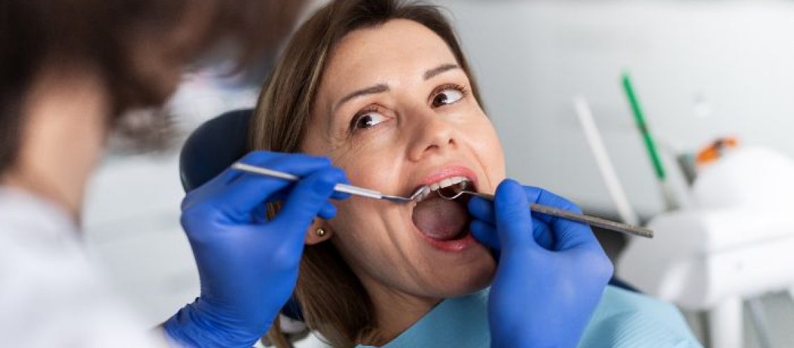 Do dental implants get plaque